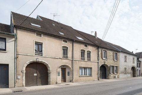 Anciennes fermes ayant conservées la travée d'accès (porte cochère). © Région Bourgogne-Franche-Comté, Inventaire du patrimoine