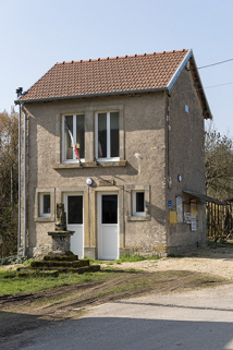 Vue de trois-quart nord-est de la mairie (ancienne distillerie, ancienne chambre à four)  et calvaire. © Région Bourgogne-Franche-Comté, Inventaire du patrimoine