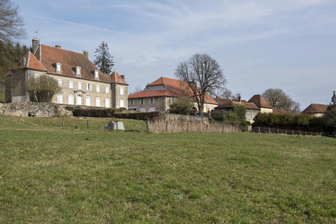 Vue de trois-quart de l'ensemble du château et des bâtiments d'exploitation agricole, vu du sud-ouest. © Région Bourgogne-Franche-Comté, Inventaire du patrimoine