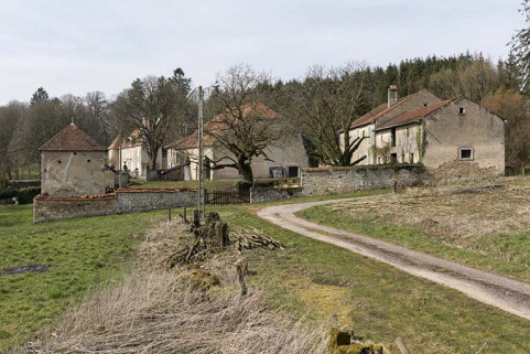 Vue d'ensemble du château et des bâtiments d'exploitation agricole depuis l'est. © Région Bourgogne-Franche-Comté, Inventaire du patrimoine