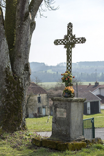 Vue de trois-quart nord-ouest de la croix de chemin située en haut du village, grande rue.  © Région Bourgogne-Franche-Comté, Inventaire du patrimoine