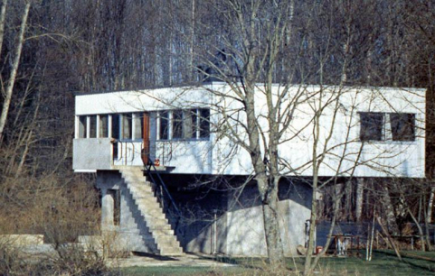 Vue des façades antérieure et latérale depuis le sud-est, photographie ancienne, ca. 1965-1970, Archives privées. © Région Bourgogne-Franche-Comté, Inventaire du patrimoine