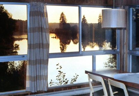 Vue des baies vitrées du séjour, photographie ancienne, ca. 1965-1970, Archives privées. © Région Bourgogne-Franche-Comté, Inventaire du patrimoine