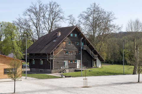 Façade postérieure, vue depuis le pont enjambeant le canal. © Région Bourgogne-Franche-Comté, Inventaire du patrimoine