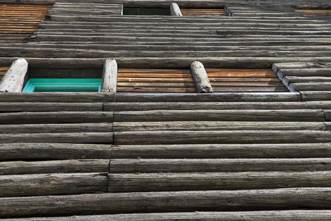 Le mur recouvert de demi-rondins de sapin. © Région Bourgogne-Franche-Comté, Inventaire du patrimoine