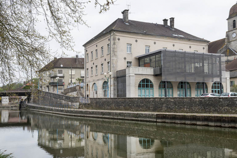 La mairie et le canal. © Région Bourgogne-Franche-Comté, Inventaire du patrimoine