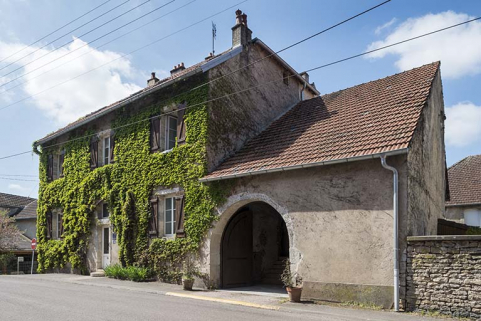 La grange, adossée au mur pignon Nord. © Région Bourgogne-Franche-Comté, Inventaire du patrimoine