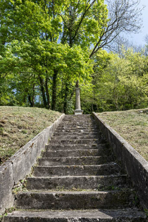 Escalier menant à une croix, ancien cimetière. © Région Bourgogne-Franche-Comté, Inventaire du patrimoine