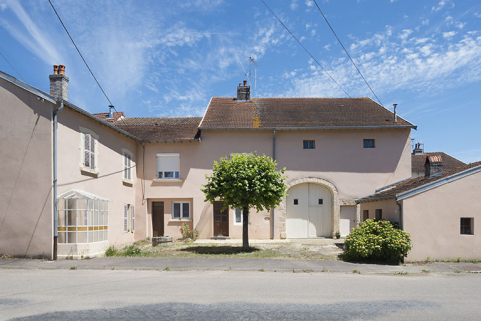 Ancienne ferme avec puits située rue de la Prairie. © Région Bourgogne-Franche-Comté, Inventaire du patrimoine Ancienne ferme avec puits située rue de la Prairie. © Région Bourgogne-Franche-Comté, Inventaire du patrimoine