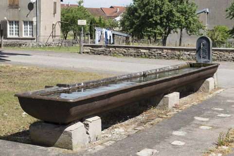 Borne-fontaine et auge d'abreuvoir en fonte situées à l'extremité sud du village. © Région Bourgogne-Franche-Comté, Inventaire du patrimoine Borne-fontaine et auge d'abreuvoir en fonte situées à l'extremité sud du village. © Région Bourgogne-Franche-Comté, Inventaire du patrimoine