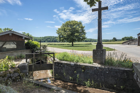 La croix monumentale et la vanne de retenue d'eau situées à l'extremité sud du village. © Région Bourgogne-Franche-Comté, Inventaire du patrimoine La croix monumentale et la vanne de retenue d'eau situées à l'extremité sud du village. © Région Bourgogne-Franche-Comté, Inventaire du patrimoine