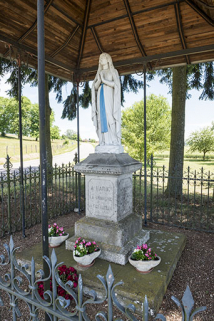 Statue de la Vierge de l'oratoire situé à l'entrée du village route de Scey-sur-Saône.  © Région Bourgogne-Franche-Comté, Inventaire du patrimoine Statue de la Vierge de l'oratoire situé à l'entrée du village route de Scey-sur-Saône.  © Région Bourgogne-Franche-Comté, Inventaire du patrimoine