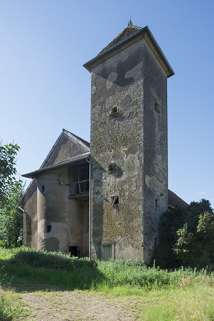 Le colombier et la tour d'escalier datant du XVIe siècle.  © Région Bourgogne-Franche-Comté, Inventaire du patrimoine Le colombier et la tour d'escalier datant du XVIe siècle.  © Région Bourgogne-Franche-Comté, Inventaire du patrimoine