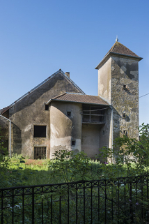 L'ensemble architectural datant du XVIe siècle : le corps de logis, la tour circulaire renfermant les escaliers et le colombier.  © Région Bourgogne-Franche-Comté, Inventaire du patrimoine L'ensemble architectural datant du XVIe siècle : le corps de logis, la tour circulaire renfermant les escaliers et le colombier.  © Région Bourgogne-Franche-Comté, Inventaire du patrimoine