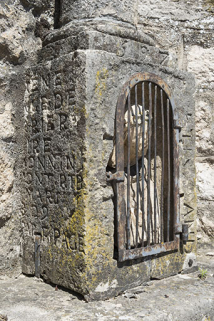 Inscriptions (côté gauche) sur le socle de la croix située au centre du village.  © Région Bourgogne-Franche-Comté, Inventaire du patrimoine Inscriptions (côté gauche) sur le socle de la croix située au centre du village.  © Région Bourgogne-Franche-Comté, Inventaire du patrimoine
