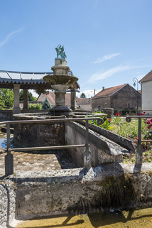 Détail de la fontaine. © Région Bourgogne-Franche-Comté, Inventaire du patrimoine Détail de la fontaine. © Région Bourgogne-Franche-Comté, Inventaire du patrimoine