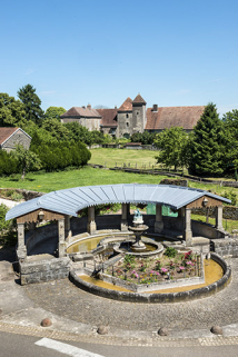 Vue d'ensemble de la fontaine avec la maison forte en arrière-plan.  © Région Bourgogne-Franche-Comté, Inventaire du patrimoine Vue d'ensemble de la fontaine avec la maison forte en arrière-plan.  © Région Bourgogne-Franche-Comté, Inventaire du patrimoine