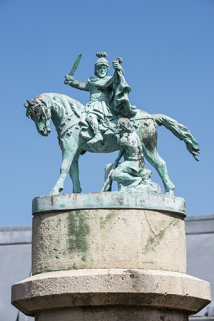 La statuette en métal ornant le bassin central représentant Saint Martin partageant son manteau avec un mendiant. © Région Bourgogne-Franche-Comté, Inventaire du patrimoine La statuette en métal ornant le bassin central représentant Saint Martin partageant son manteau avec un mendiant. © Région Bourgogne-Franche-Comté, Inventaire du patrimoine