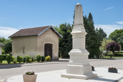Vue d'ensemble avec le monument aux morts. © Région Bourgogne-Franche-Comté, Inventaire du patrimoine Vue d'ensemble avec le monument aux morts. © Région Bourgogne-Franche-Comté, Inventaire du patrimoine