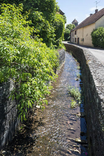 Le ruisseau canalisant traversant le village.  © Région Bourgogne-Franche-Comté, Inventaire du patrimoine Le ruisseau canalisant traversant le village.  © Région Bourgogne-Franche-Comté, Inventaire du patrimoine