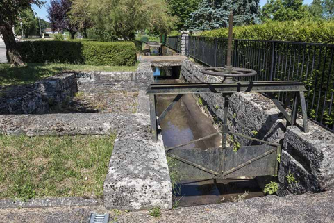 Détail de la vanne située en aval sud de la remise de matériel d'incendie et d'un lavoir en pierre.  © Région Bourgogne-Franche-Comté, Inventaire du patrimoine Détail de la vanne située en aval sud de la remise de matériel d'incendie et d'un lavoir en pierre.  © Région Bourgogne-Franche-Comté, Inventaire du patrimoine