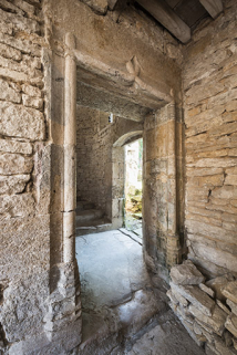 Porte d'accès vers l'escalier de l'ancien prieuré. © Région Bourgogne-Franche-Comté, Inventaire du patrimoine