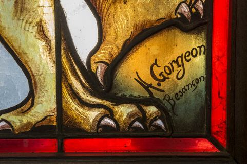 Verrière côté rue : la signature du peintre verrier à l'angle inférieur droit de la verrière. © Région Bourgogne-Franche-Comté, Inventaire du patrimoine