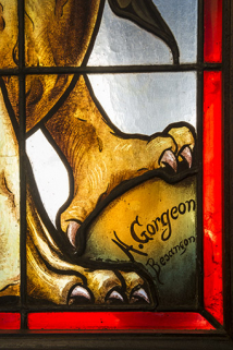 Verrière côté rue, détail : la signature du peintre-verrier. © Région Bourgogne-Franche-Comté, Inventaire du patrimoine