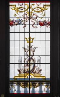 Verrière côté rue, détail : la partie centrale de la verrière, la fontaine et les dauphins. © Région Bourgogne-Franche-Comté, Inventaire du patrimoine