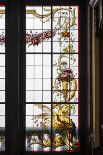 Verrière côté rue, montant droit de la composition en candélabre (griffon). © Région Bourgogne-Franche-Comté, Inventaire du patrimoine