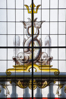 Verrière côté rue : détail de la partie centrale : les dauphins. © Région Bourgogne-Franche-Comté, Inventaire du patrimoine