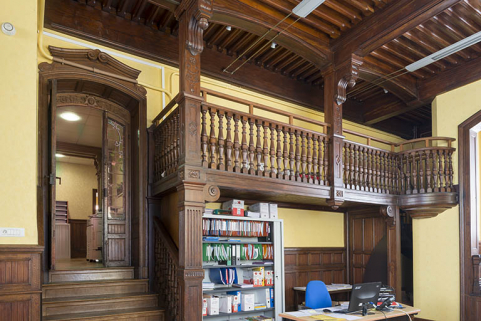 La mezzanine et la porte donnant accès à la salle. © Région Bourgogne-Franche-Comté, Inventaire du patrimoine