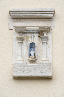 Petite niche abritant une statuette de la Vierge ornant la façade de la ferme située au 7 rue de Sce-sur-Saône. © Région Bourgogne-Franche-Comté, Inventaire du patrimoine Petite niche abritant une statuette de la Vierge ornant la façade de la ferme située au 7 rue de Sce-sur-Saône. © Région Bourgogne-Franche-Comté, Inventaire du patrimoine