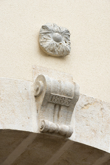 Element de datation ornant l'arcade de la porte charretière de la ferme située au 7 rue de Port-sur-Saône. © Région Bourgogne-Franche-Comté, Inventaire du patrimoine Element de datation ornant l'arcade de la porte charretière de la ferme située au 7 rue de Port-sur-Saône. © Région Bourgogne-Franche-Comté, Inventaire du patrimoine