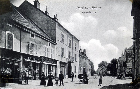 Boutiques le long de la Grande rue, carte postale. © Région Bourgogne-Franche-Comté, Inventaire du patrimoine