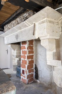 Intérieur du premier logis : cheminée de l'ancienne cuisine. © Région Bourgogne-Franche-Comté, Inventaire du patrimoine