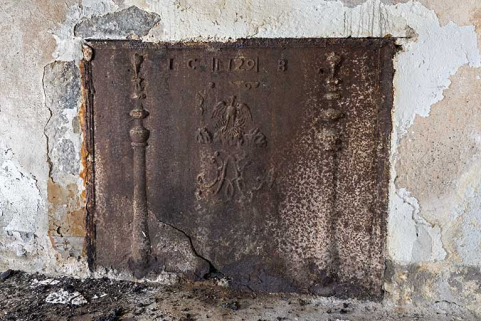 intérieur : la plaque de cheminée. © Région Bourgogne-Franche-Comté, Inventaire du patrimoine