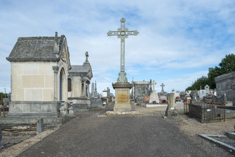 Le cimetière, allée principale. © Région Bourgogne-Franche-Comté, Inventaire du patrimoine