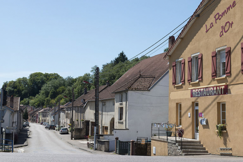 La rue du Magny depuis le carrefour. © Région Bourgogne-Franche-Comté, Inventaire du patrimoine