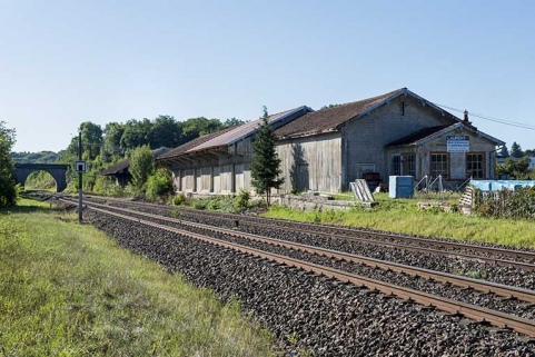 La voie ferrée et l'ancienne halle à marchandises. © Région Bourgogne-Franche-Comté, Inventaire du patrimoine