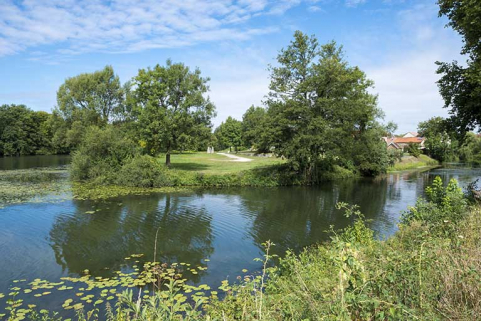 L'île de la Rezelle, vue depuis la digue. © Région Bourgogne-Franche-Comté, Inventaire du patrimoine