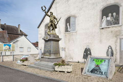 Le monument aux morts, place de l'église. © Région Bourgogne-Franche-Comté, Inventaire du patrimoine