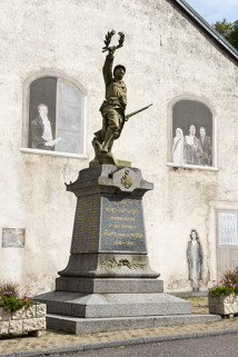 Le monument aux Morts, place de l'église. © Région Bourgogne-Franche-Comté, Inventaire du patrimoine