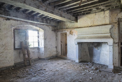 Chambre au premier étage, logis 16e siècle. © Région Bourgogne-Franche-Comté, Inventaire du patrimoine Chambre au premier étage, logis 16e siècle. © Région Bourgogne-Franche-Comté, Inventaire du patrimoine