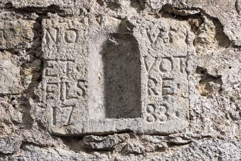 Date portée avec inscriptions, impasse du château. © Région Bourgogne-Franche-Comté, Inventaire du patrimoine Date portée avec inscriptions, impasse du château. © Région Bourgogne-Franche-Comté, Inventaire du patrimoine