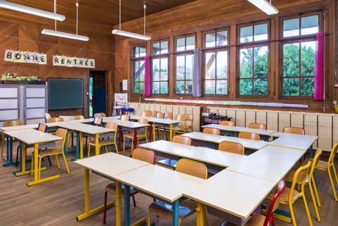 Salle de classe avec vue sur le pont. © Région Bourgogne-Franche-Comté, Inventaire du patrimoine