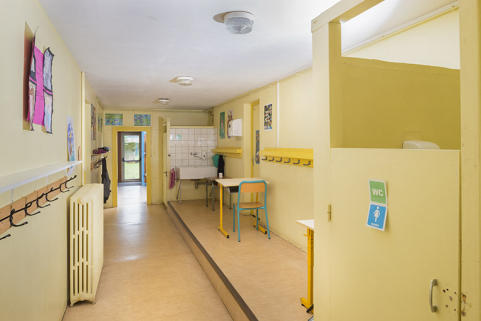 Couloir d'accès aux sanitaires. © Région Bourgogne-Franche-Comté, Inventaire du patrimoine