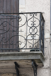 Détail du balcon, façade principale : initiale de la famille Madiot. © Région Bourgogne-Franche-Comté, Inventaire du patrimoine