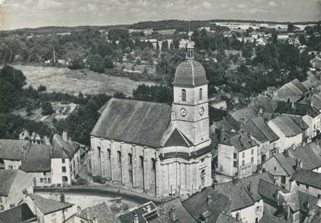 Eglise vue du ciel, carte postale. © Région Bourgogne-Franche-Comté, Inventaire du patrimoine Eglise vue du ciel, carte postale. © Région Bourgogne-Franche-Comté, Inventaire du patrimoine