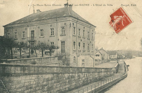L'hôtel de ville et le canal. © Région Bourgogne-Franche-Comté, Inventaire du patrimoine